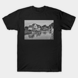 A view down Thurne Dyke in the Norfolk Broads National Park T-Shirt